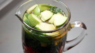 холодный чай с мятой и яблоком