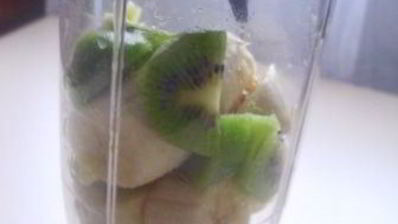 диетический коктейль из киви и банана