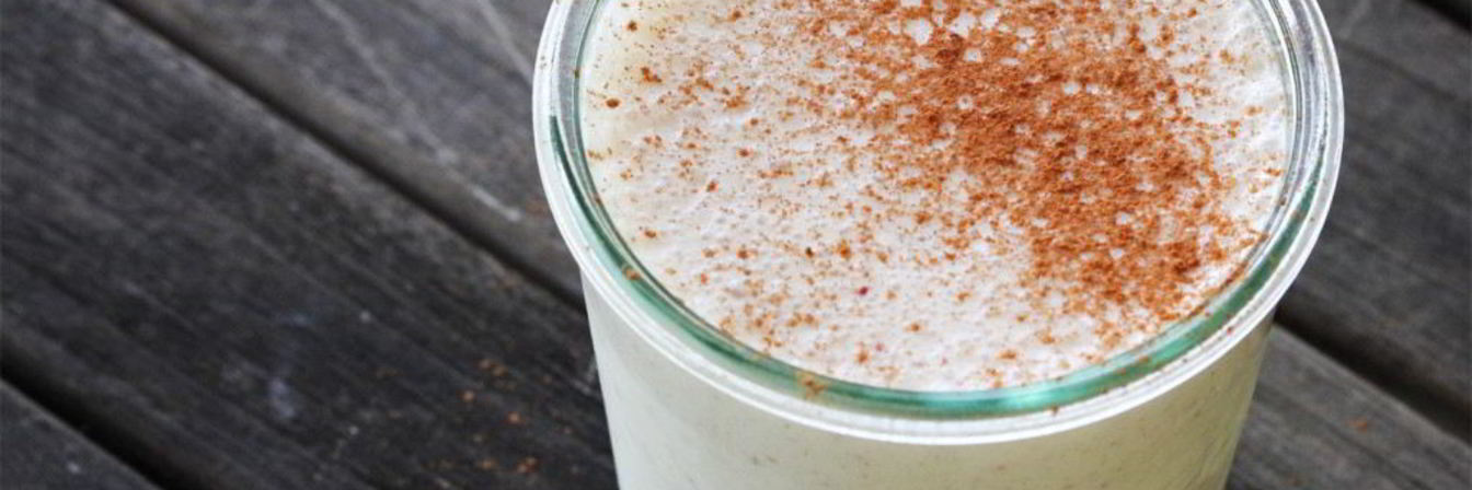 Кефирный коктейль с яблоками и медом