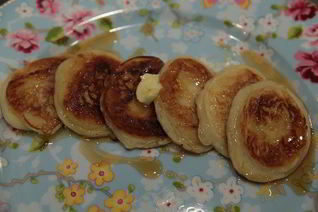 Кефирные оладушки с кленовым сиропом