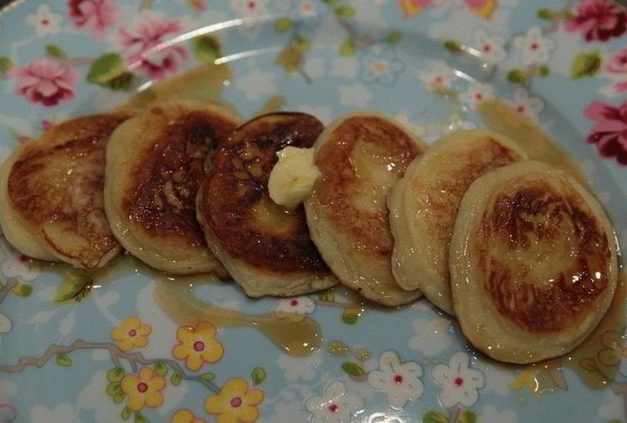 Кефирные оладушки с кленовым сиропом