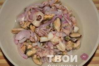 Маринованный коктейль из морепродуктов