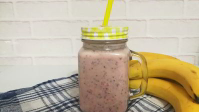 бананово-клубничный смузи с семенами чиа