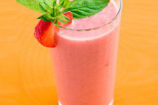 Клубнично-апельсиновый смузи