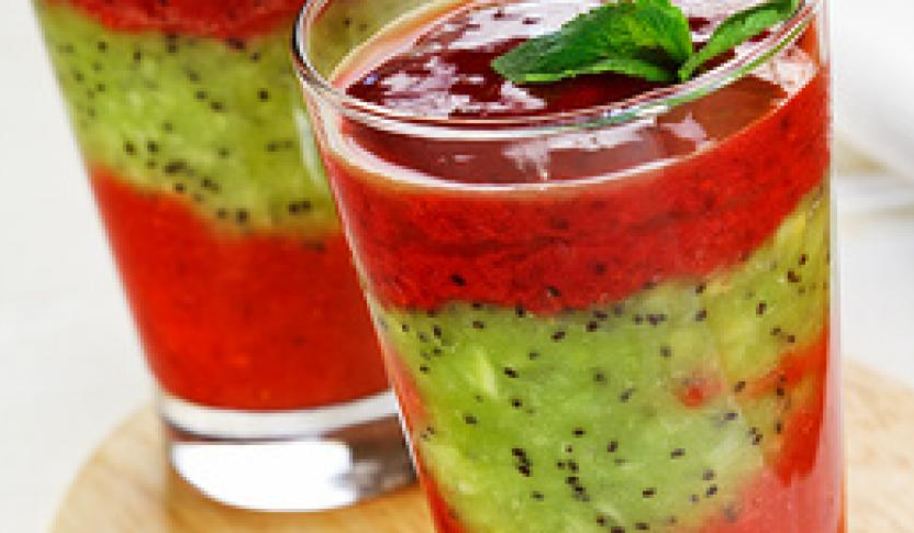 Рецепт смузей из клубники, малины и киви с медом