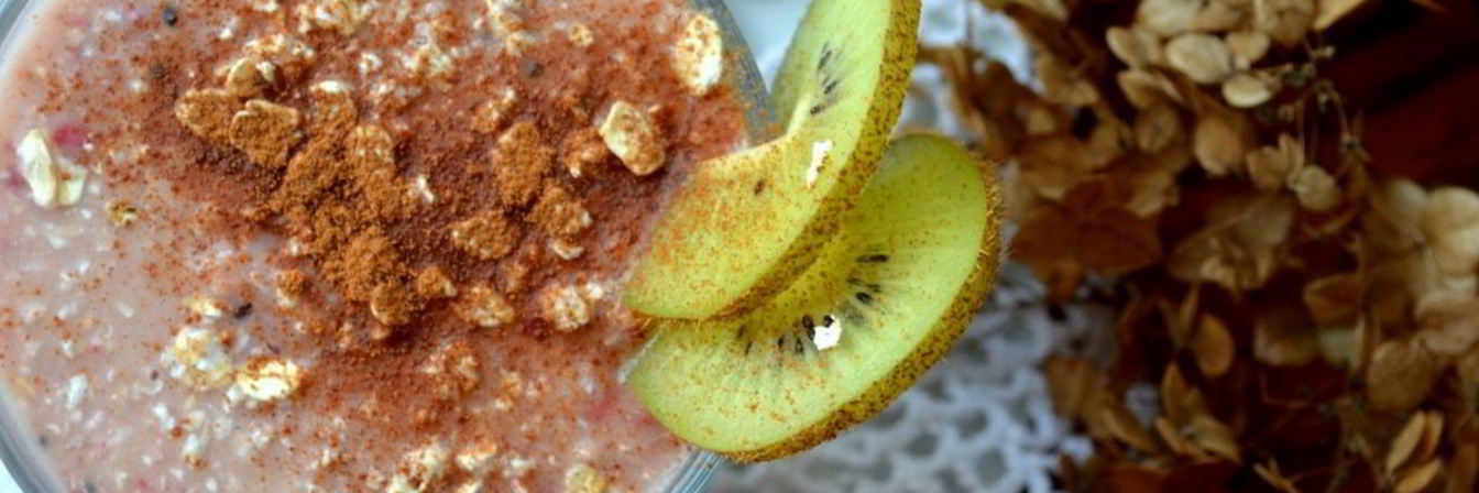 Смузи с киви, бананом и брусникой