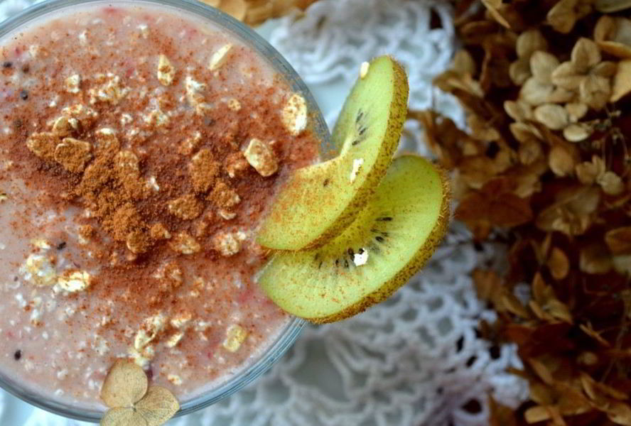 Смузи с киви, бананом и брусникой