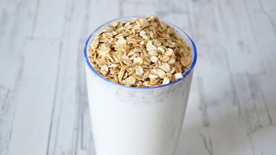смузи с овсяными хлопьями бананом