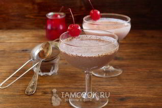 Смузи с творогом, вишней и какао