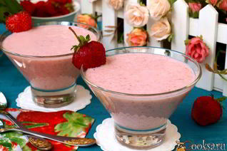 Творожный смузи с клубникой и бананом