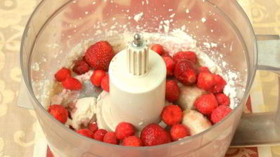 творожный смузи с клубникой и бананом