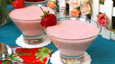 творожный смузи с клубникой и бананом