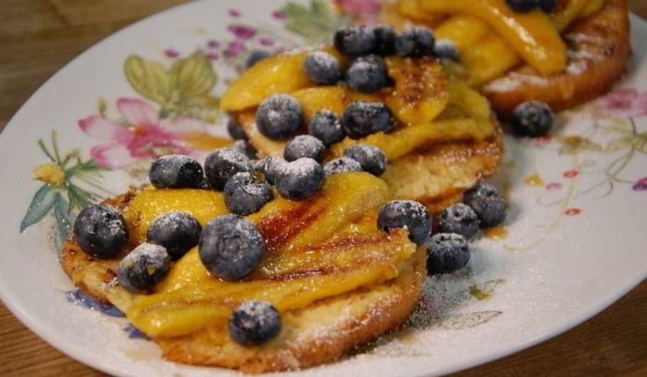 Рецепт ягод и бананы на бриоши с кленовым сиропом