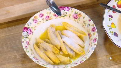 ягоды и бананы на бриоши с кленовым сиропом