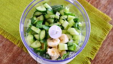 зеленый коктейль на греческом йогурте