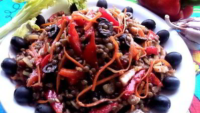 чечевичный салат с овощами и маслинами