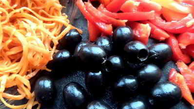 чечевичный салат с овощами и маслинами