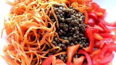 чечевичный салат с овощами и маслинами