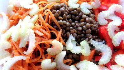 чечевичный салат с овощами и маслинами