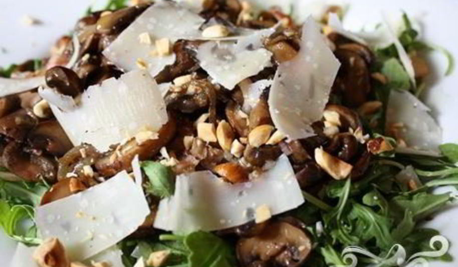 Рецепт грибного салата с фундуком и пекорино