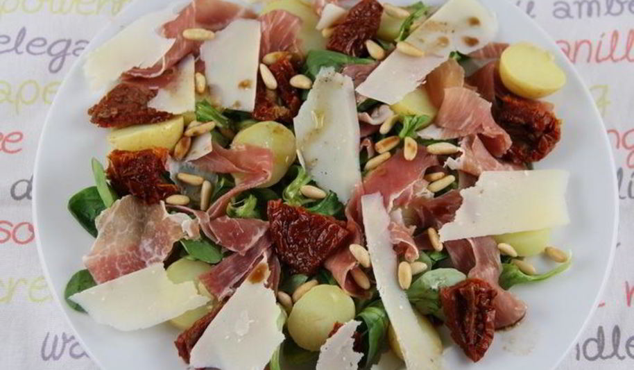 Рецепт итальянского салата с картофелем, пармской ветчиной, руколой и кедровыми орешками