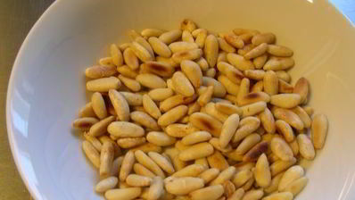 итальянский салат с картофелем, пармской ветчиной, руколой и кедровыми орешками