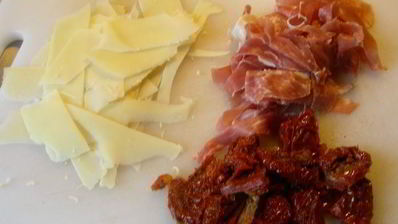 итальянский салат с картофелем, пармской ветчиной, руколой и кедровыми орешками