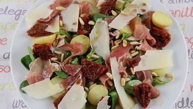 итальянский салат с картофелем, пармской ветчиной, руколой и кедровыми орешками