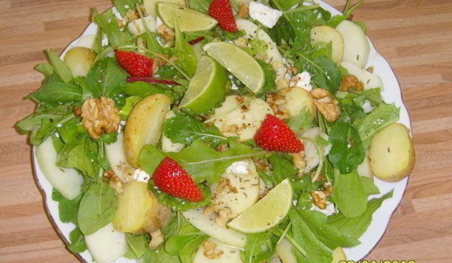 Рецепт картофельно-яблочного салат с козьим сыром и грецким орехом