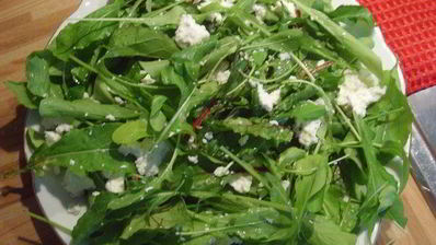 картофельно-яблочный салат с козьим сыром и грецким орехом