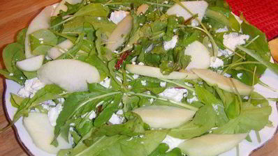 картофельно-яблочный салат с козьим сыром и грецким орехом