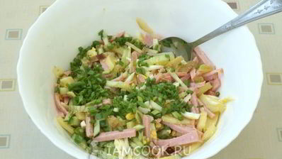 картофельный салат с колбасой