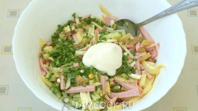 картофельный салат с колбасой