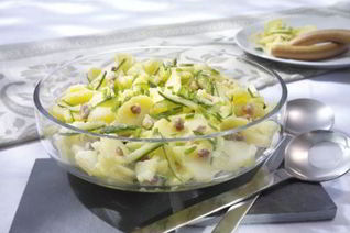 Картофельный салат с огурцом и салом