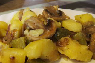 Картофельный салат с солеными огурцами и грибами