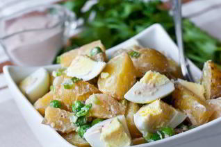 Картофельный салат с яйцами и горошком