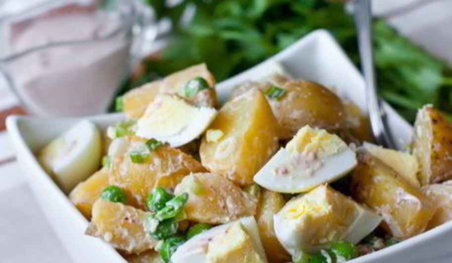 Рецепт картофельного салата с яйцами и горошком