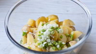 картофельный салат с яйцами и горошком