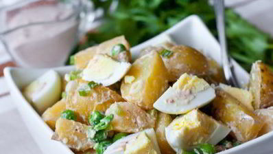 картофельный салат с яйцами и горошком