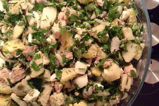 Картофельный салат с яйцами и тунцом