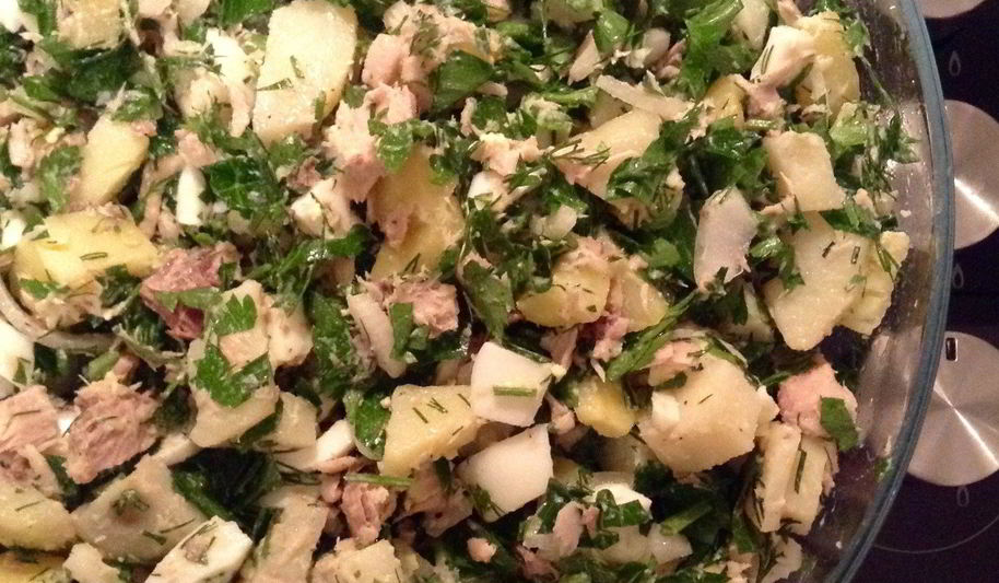 Рецепт картофельного салата с яйцами и тунцом