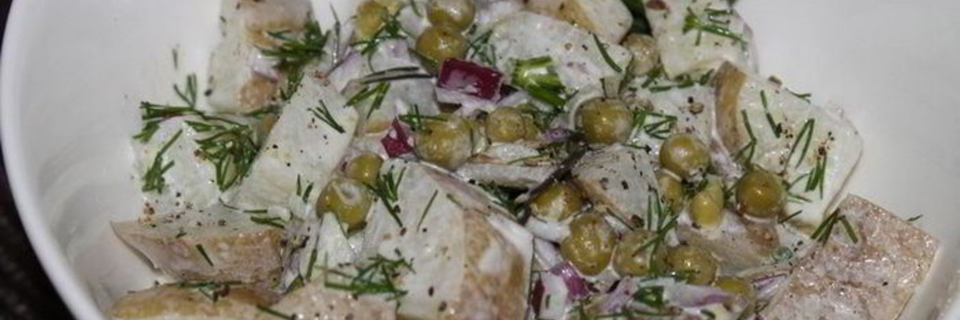 Картофельный салат с зеленым горошком