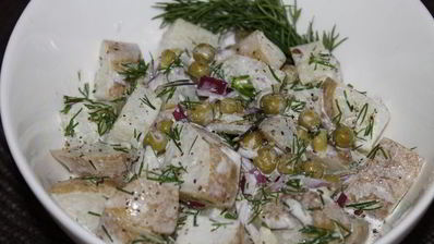 картофельный салат с зеленым горошком