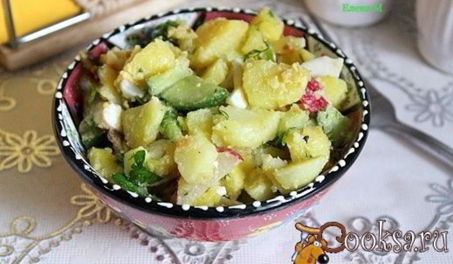 Рецепт картофельного салата с жареным луком и свежими овощами