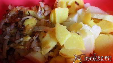 картофельный салат с жареным луком и свежими овощами