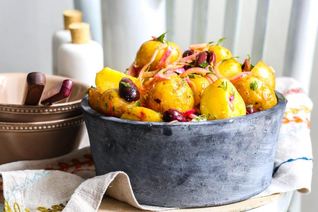 Салат из картофеля с маслинами и красным луком