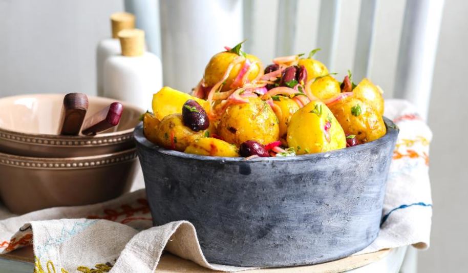 Рецепт салата из картофеля с маслинами и красным луком