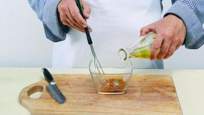 салат из картофеля с маслинами и красным луком