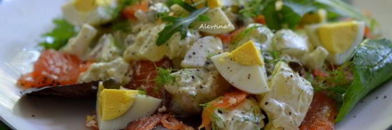 Салат с малосольной семгой и картофелем