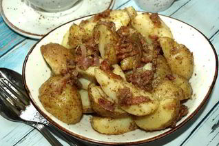 Теплый картофельный салат с беконом